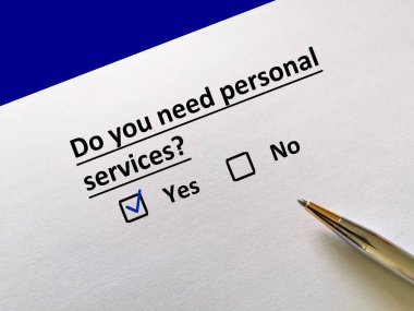 Bir kişi sigorta sorusuna cevap veriyor. Kişisel hizmetlere ihtiyacı var..