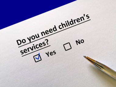 Bir kişi sigorta sorusuna cevap veriyor. Çocuk servisine ihtiyacı var..