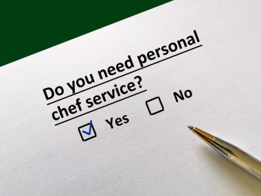 Bir kişi sigorta sorusuna cevap veriyor. Özel şef servisine ihtiyacı var..