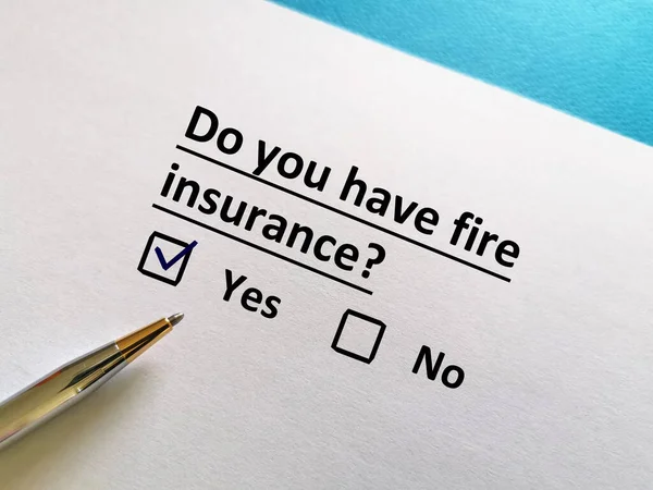 Una Persona Risponde Alla Domanda Sull Assicurazione Assicurazione Antincendio — Foto Stock