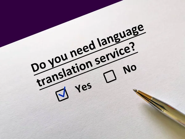Jedna Osoba Odpovídá Otázku Ohledně Pojištění Potřebuje Jazykovou Překladatelskou Službu — Stock fotografie
