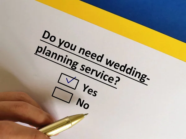 Jedna Osoba Odpovídá Otázku Ohledně Pojištění Potřebuje Naplánovat Svatbu — Stock fotografie