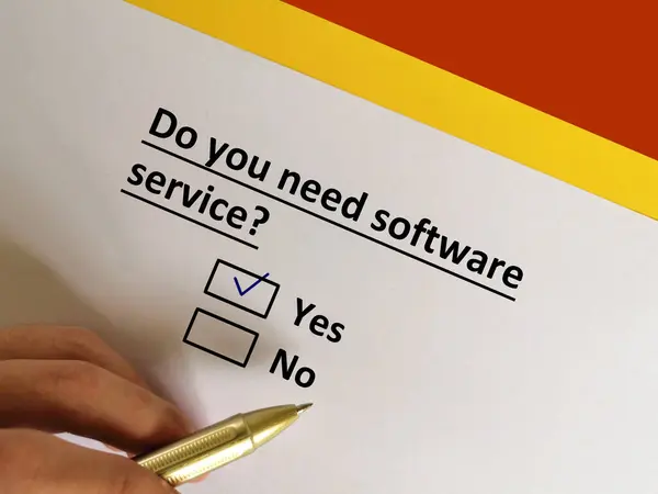 Una Persona Está Respondiendo Pregunta Sobre Seguro Necesita Servicio Software — Foto de Stock