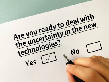 Bir kişi belirsizlikle ilgili soruya cevap veriyor. Yeni teknolojilerdeki belirsizlikle başa çıkmaya hazır..