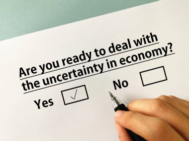 Bir kişi belirsizlikle ilgili soruya cevap veriyor. Ekonomideki belirsizlikle başa çıkmaya hazır..