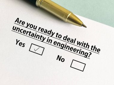 Bir kişi belirsizlikle ilgili soruya cevap veriyor. Mühendislikteki belirsizlikle başa çıkmaya hazır..