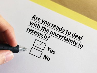 Bir kişi belirsizlikle ilgili soruya cevap veriyor. Araştırmadaki belirsizlikle başa çıkmaya hazır..