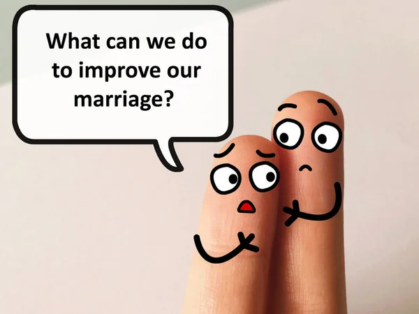 Dwa Palce Zdobią Dwie Osoby Dyskutują Problemach Małżeńskich Jeden Nich — Zdjęcie stockowe