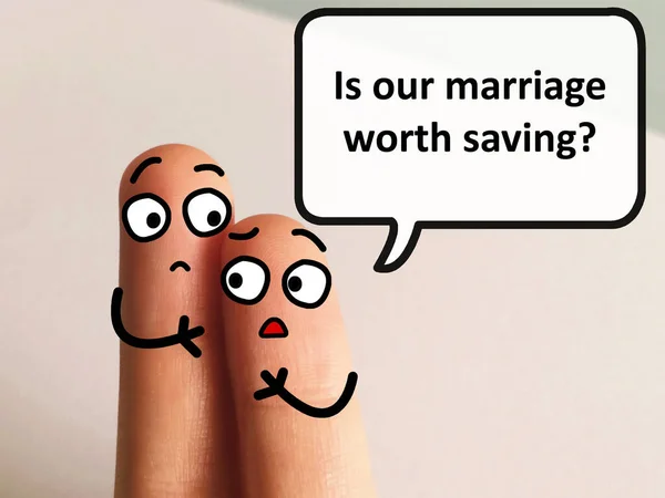 Dwa Palce Zdobią Dwie Osoby Dyskutują Problemach Małżeńskich Jeden Nich — Zdjęcie stockowe