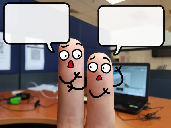 两个手指装饰成两个人 其中之一是讨论工作问题 — 图库照片