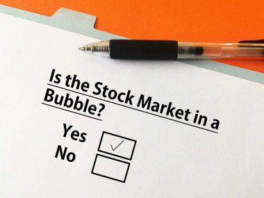 Bir kişi enflasyonla ilgili soruya cevap veriyor. Borsanın bir baloncuğun içinde olduğunu düşünüyor..