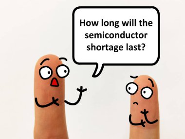 İki parmak iki kişi olarak süslenir. Bir tanesi yarı iletken kıtlığının ne kadar süreceğini soruyor.