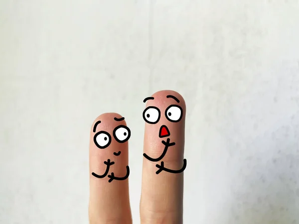 Два Пальца Украшены Два Человека Один Задает Вопрос Другому — стоковое фото