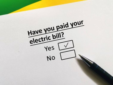 Bir kişi ödeme ve fatura ile ilgili soruya cevap veriyor. Elektrik faturasını ödedi..