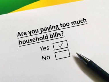 Bir kişi ödeme ve fatura ile ilgili soruya cevap veriyor. Çok fazla ev faturası ödediğini düşünüyor.