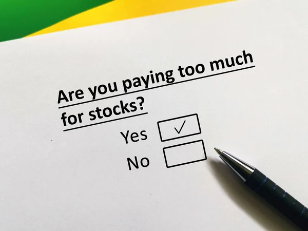 Jedna Osoba Odpowiada Pytanie Zapłatę Rachunek Myśli Dużo Płaci Akcje — Zdjęcie stockowe