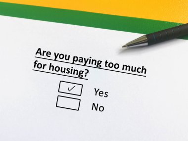 Bir kişi ödeme ve fatura ile ilgili soruya cevap veriyor. Konut için çok para ödediğini düşünüyor..