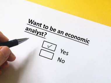 Bir kişi hırsı hakkındaki soruları cevaplıyor. Ekonomi analisti olmak istiyor..