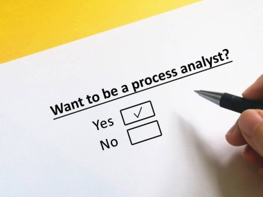 Bir kişi hırsı hakkındaki soruları cevaplıyor. Süreç analisti olmak istiyor..