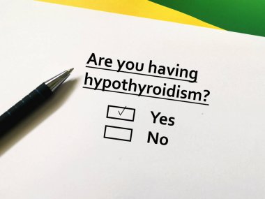 Bir kişi tiroid patolojisi ile ilgili soruya cevap veriyor. Kişi hipotiroidizm geçiriyor..