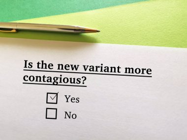 Bir kişi yeni koronavirüs varyantıyla ilgili soruya cevap veriyor. Kişi yeni varyantın daha bulaşıcı olduğunu düşünüyor..