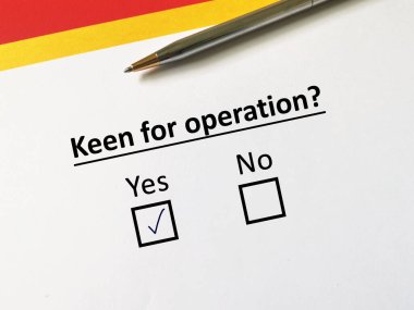 Bir kişi ameliyatla ilgili soruya cevap veriyor. Bu kişi ameliyata hevesli.