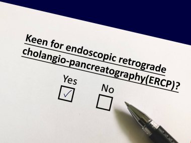 Bir kişi ameliyatla ilgili soruya cevap veriyor. Endoskopik retrograd kolanjiyo pankreatografisi (ERCP)