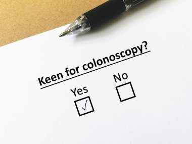 Bir kişi ameliyatla ilgili soruya cevap veriyor. Kişi kolonoskopiye hevesli..