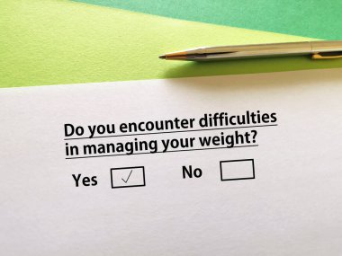 Bir kişi soruya cevap veriyor. Kilosunu kontrol etmede güçlüklerle karşılaştığını düşünüyor..