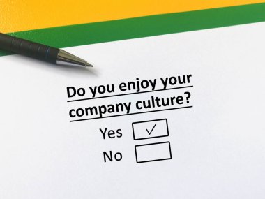 Bir kişi soruya cevap veriyor. Şirket kültüründen hoşlandığını sanıyor..