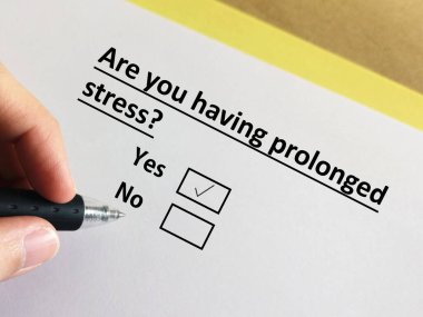 Bir kişi soruya cevap veriyor. Uzun süredir stres altında..