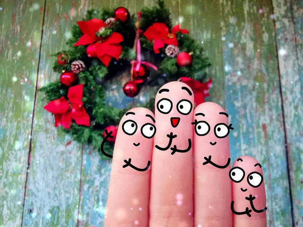 4本の指が4人として飾られている 彼らはクリスマスと新年を祝っている 彼らはとても満足している — ストック写真