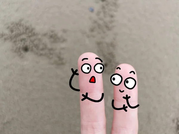 两个手指装饰成两个人 其中一个问题是关于采沙的另一个问题 — 图库照片