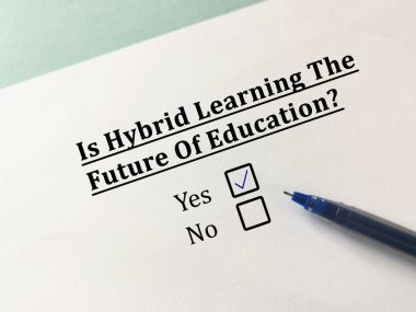 Bir kişi çevrimiçi öğrenmeyle ilgili soruya cevap veriyor. Bu kişi melez öğrenmenin eğitimin geleceği olduğunu düşünüyor..