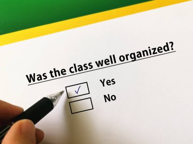 Bir kişi çevrimiçi öğrenmeyle ilgili soruya cevap veriyor. Sınıfın iyi organize olduğunu düşünüyor..