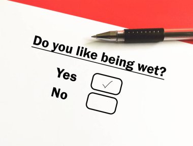 Bir kişi sağlık sorunuyla ilgili soruya cevap veriyor. Islanmaktan hoşlanan biri..