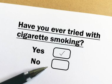 Bir kişi sağlık sorunuyla ilgili soruya cevap veriyor. Sigara içmeyi deneyen kişi.. 