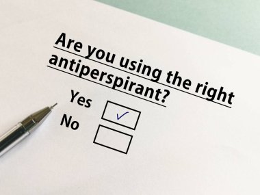 Bir kişi kozmetikle ilgili soruya cevap veriyor. Doğru terletici maddeyi kullanıyor..