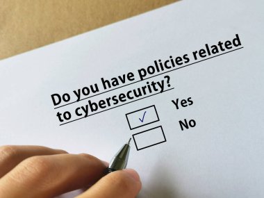 Bir kişi siber güvenlikle ilgili soruya cevap veriyor. Bu kişinin siber güvenlikle ilgili politikaları var..