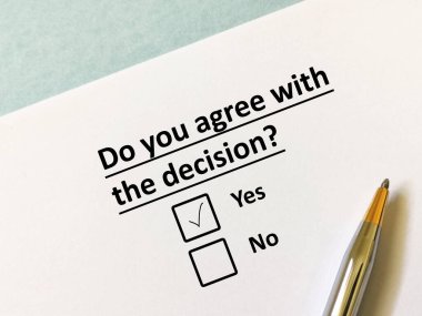 Bir kişi çatışma ve savaşla ilgili soruya cevap veriyor. Kişi kararla hemfikir..