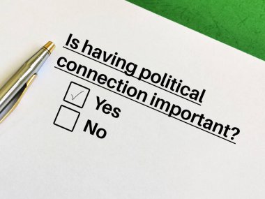 Bir kişi, sosyal eşitsizlikle ilgili soruyu cevaplıyor. Politik bağlantıya sahip olmanın önemli olduğunu düşünüyor..