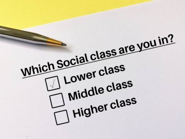Bir kişi, sosyal eşitsizlikle ilgili soruyu cevaplıyor. Bu kişi alt tabakadan..