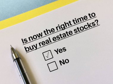 Bir kişi yatırımla ilgili soruya cevap veriyor. Emlak hisseleri almak için doğru zaman olduğunu düşünüyor..