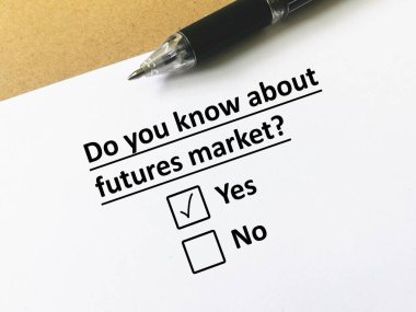 Bir kişi yatırımla ilgili soruya cevap veriyor. Gelecek piyasasını biliyor..