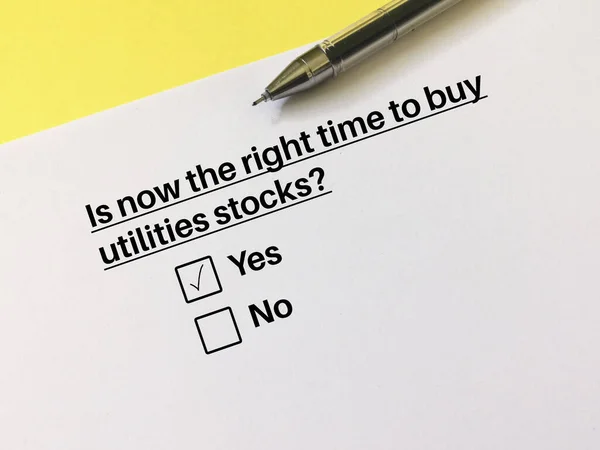 Una Persona Está Respondiendo Pregunta Sobre Inversión Cree Que Ahora — Foto de Stock