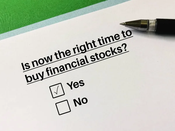 Jedna Osoba Odpowiada Pytanie Inwestycje Uważa Nadszedł Czas Kupić Akcje — Zdjęcie stockowe