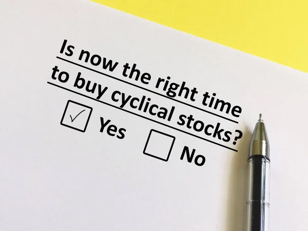 Una Persona Está Respondiendo Pregunta Sobre Inversión Cree Que Momento — Foto de Stock