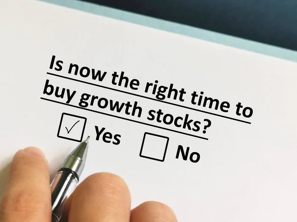 Uma Pessoa Está Respondendo Pergunta Sobre Investimento Ele Acha Que — Fotografia de Stock
