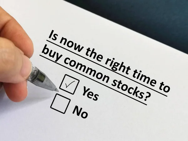 Jedna Osoba Odpowiada Pytanie Inwestycje Uważa Nadszedł Czas Kupić Akcje — Zdjęcie stockowe