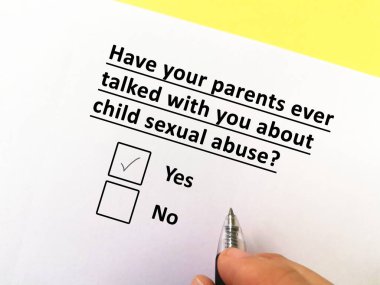 Bir kişi çocuk istismarı ile ilgili soruya cevap veriyor. Ailesi onunla çocuk istismarı hakkında hiç konuşmuş mu?.